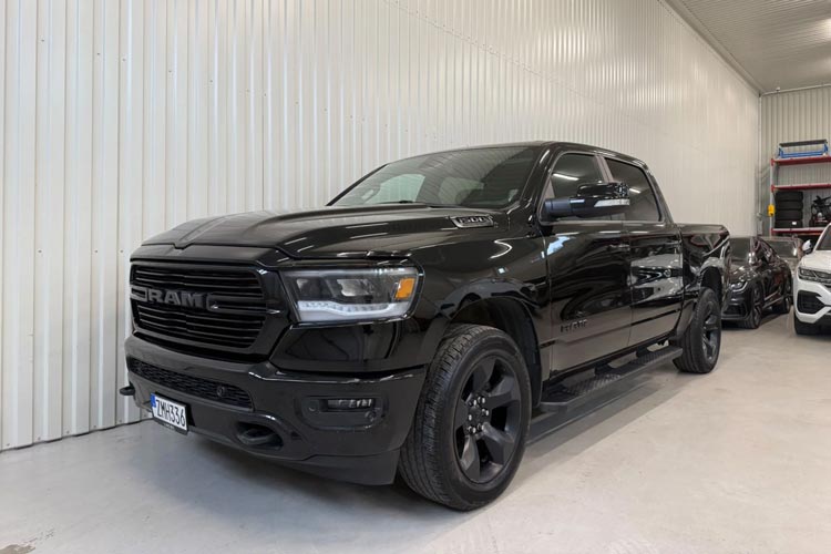 Dodge RAM Crew Cab 5.7 V8 HEMI 395HK 4X4 BIGHORN Night Edit